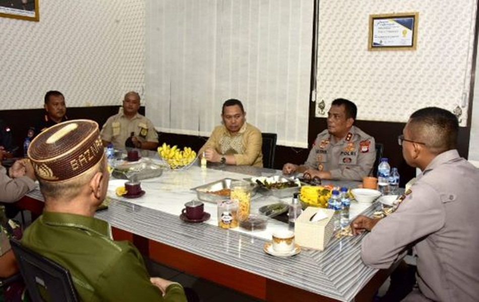 Penjagub Ismail Pakaya didampingi Kapolda Gorontalo, Bupati Pohuwato dan jajaran lainnya saat menggelar rapat terbatas terkait aksi pembakaran kantor Bupati Pohuwato (Hisyam)