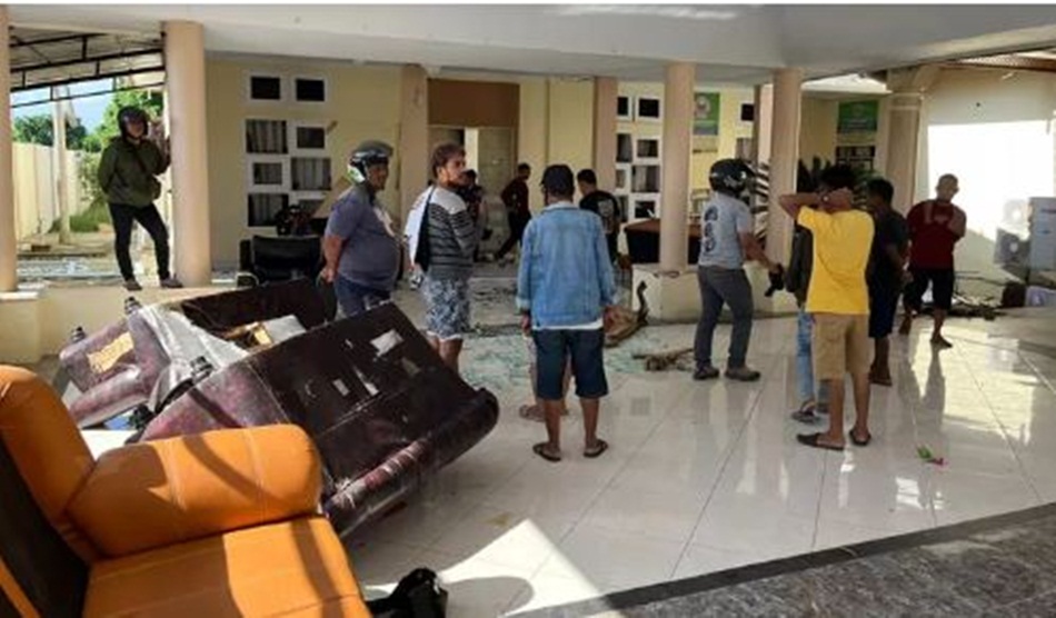 Situasi massa saat berada di Rudis Bupati Pohuwato.(Istimewa)
