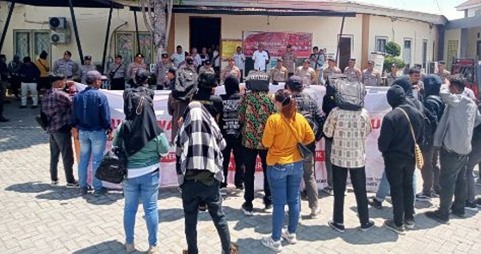 Aksi demo mahasiswa dan buruh di Dinskertrans Provinsi Gorontalo (hms-pol)