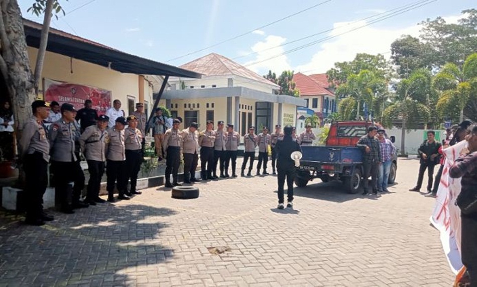 Aksi demo mendapatkan pengawalan ketat aparat kepolisian Polres Bone Bolango dan Polsek Kabila.(hms-pol)