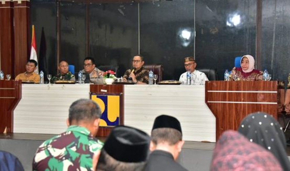 Penjagub Gorontalo saat memimpin Rapat Forkopimda Diperluas di aula kantor PUPR Kab. Pohuwato(Nova)