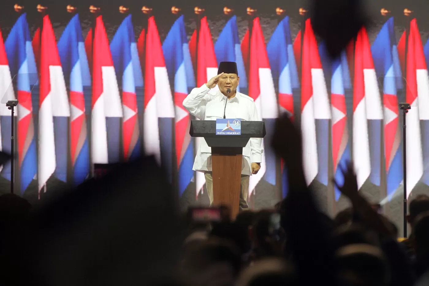 Ketum Partai Gerindra Prabowo Subianto memberi hormat kepada para Kader partai Demokrat saat rapat pimpinan nasional (Rapimnas) Partai Demokrat di Jakarta, Kamis (21/9/2023). (DERY RIDWANSAH/ JAWAPOS.