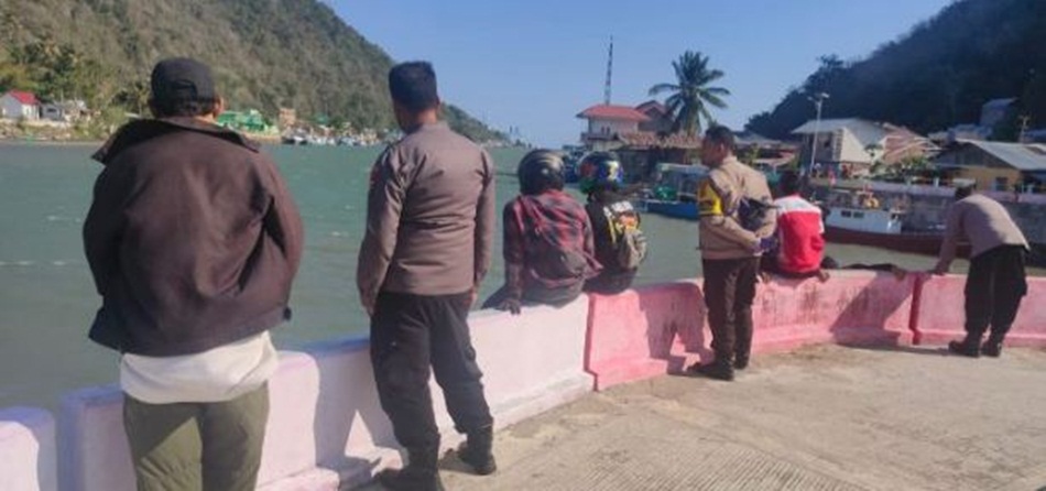 Polsek Kota Selatan yang dipimpin Kanit Sabhara Aiptu Raisul M.Dama  Bersama Bhabinkamtibmas Kelurahan Tenda Aipda Ismail Y.Ibrahim, dan dua personil lainnya melakukan pengecekan di lapangan (hms-pol)