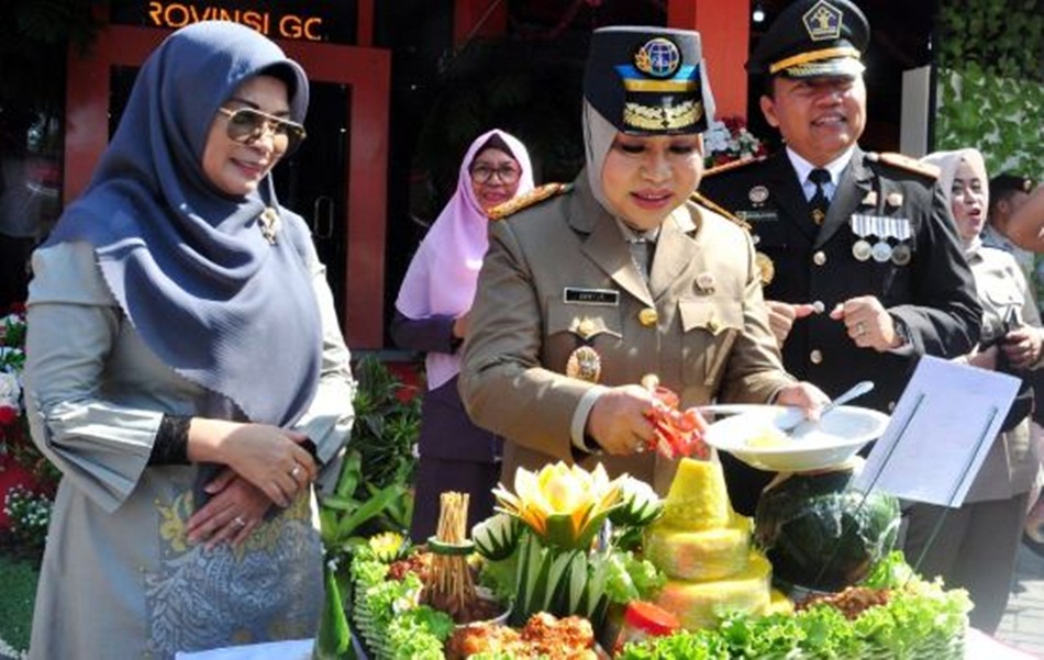 Kakanwil ATR/BPN Gorontalo, Erry Juliani Pasoreh, memotong tumpeng usai upacara peringatan Hantaru ke-63, Senin (25/9/2023). (Foto : Haris)