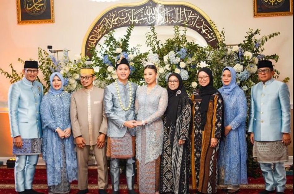 suasana hangat dan bahagia yang diiringi rintik hujan menyelimuti proses akad nikah Kakak Atheera dan Panji (twitter)
