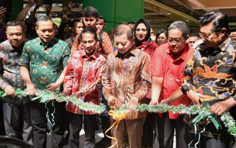 Menteri PPN/Kepala Bappenas Suharso Monoarfa didampingi Wakil Ketua MPR RI Fadel Muhammad, Penjagub Ismail  Pakaya, Bupati Gorontalo Nelson Pomalingo saat pengguntingan pita peresmian (haris)