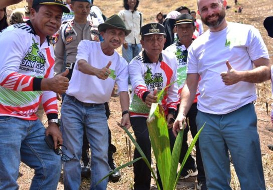 Bupati Gorontalo Nelson Pomalingo bersama International Coconut Comunity usai mencanangkan Taman Kelapa Dunia yang berlokasi di Desa Huyula, Kecamatan Mootilango, Kabupaten Gorontalo.(F:Mila)