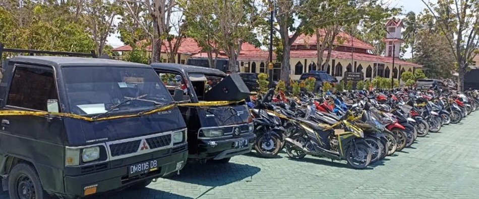 Ratusan kendaraan milik demonstran yang ditahan di Polres Pohuwato.(F:ist)
