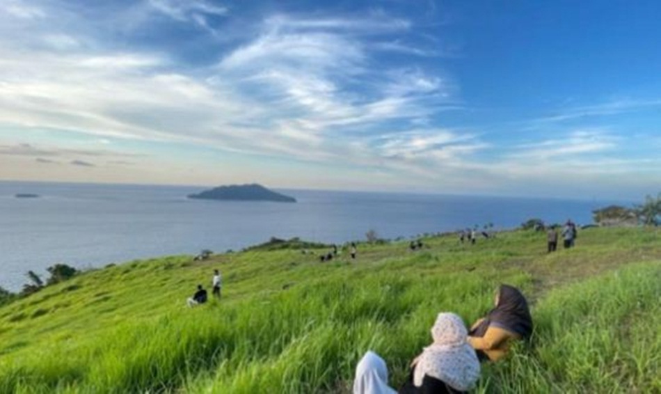 Keindahan Puncak Bukit Ceria di Desa Dunu Kecamatan Monano, Kabupaten Gorontalo Utara, Provinsi Gorontalo.(Kmfo)