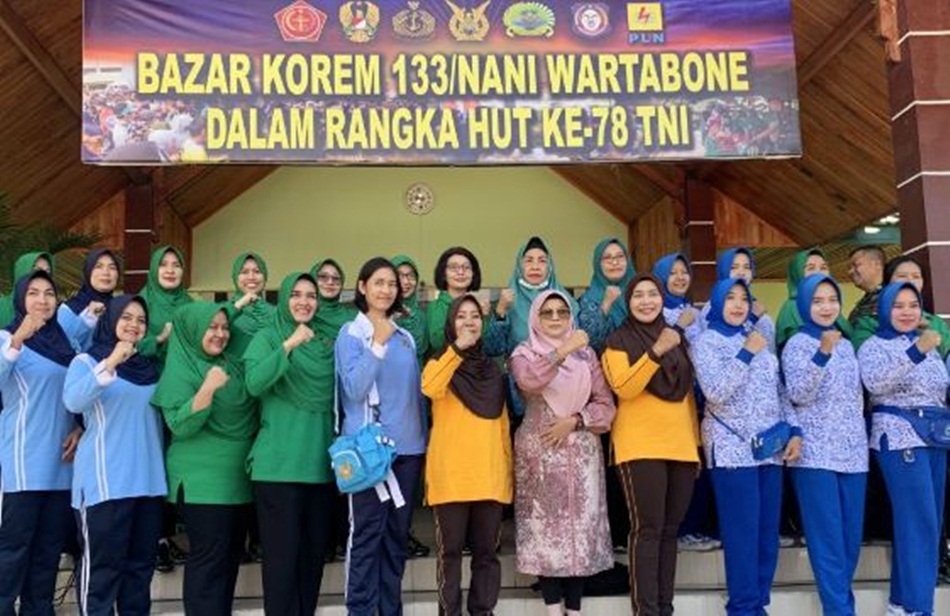 Foto bersama Ketua Dekranasda Provinsi Gorontalo Fima Agustina bersama jajaran istri prajurit TNI pada bazar Korem 133/Nani   Wartabone bertempat di Halaman Kodim 1304 Kota Gorontalo, (Mila)