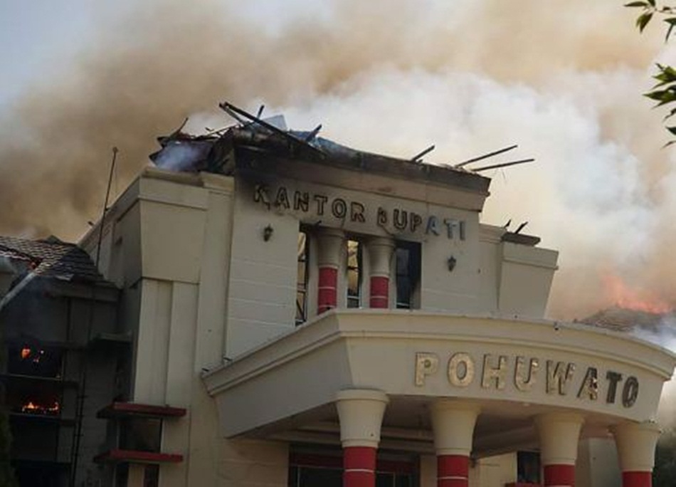 Kondisi kantor Bupati Pohuwato paska pembakaran  kantor bupati pohuwato.(F:Ist)