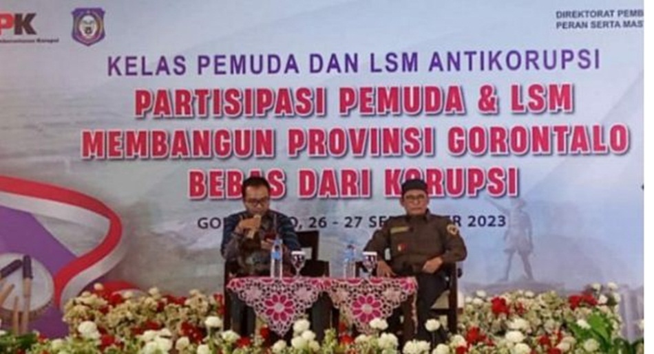 Anggota Bawaslu Provinsi Gorontalo John Hendri Purba menjadi Narasumber pada Forum Kelas Pemuda dan LSM Antikorupsi Rabu, (27/09/2023).(Hms-Bawaslu)