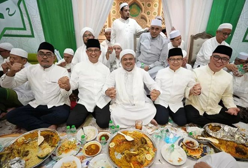 Anies dan Cak Imin saat memenuhi undangan pernikahan anak Rizieq, Syarifah Fairuz Syihab dengan Muhammad Bagie Alathas, Rabu (27/9) malam kemarin. (Tim Anies untuk JawaPos.com)