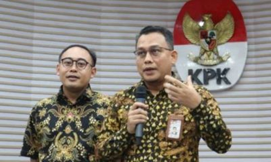 Kepala Bagian Pemberitaan KPK Ali Fikri (kanan) berikan keterangan terkait penggeledahan di Kantor Kementerian Pertanian dalam jumpa pers di Gedung Merah Putih KPK, Jakarta Selatan.(F:JP)