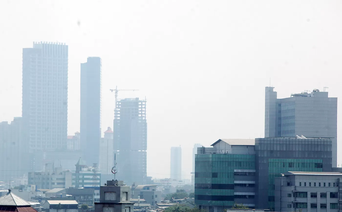 Polusi udara dilihat dari ketinggian gedung di Kawasan Jakarta Pusat, Kamis (30/8/2023). (DERY RIDWANSAH/JawaPos.com)