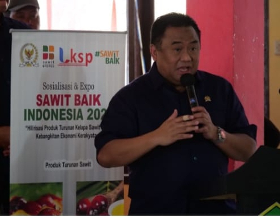 Rachmat Gobel serahka bantuan sawit di Kecamatan Wonosari Kabupaten Boalemo (F:ist)