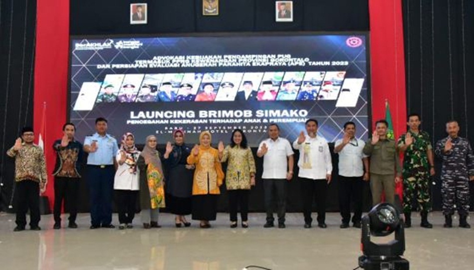 Menteri PPPAI Gusti Ayu Bintang Darmawati didampingi Penjagub Gorontalo Ismail Pakaya dan Angota DPR RI Komisi VIII juga   Anggota DPD RI saat melaunching layanan BRIMOB SIMAKO di Gorontalo.(nova)