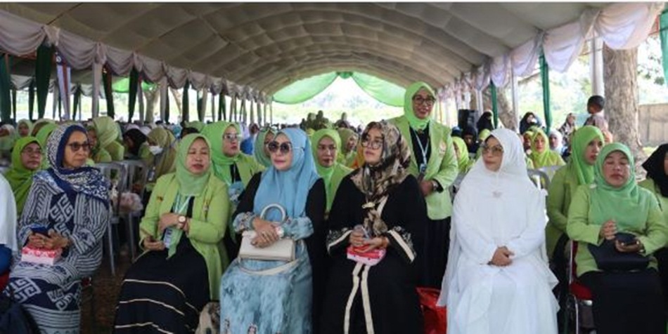 Ketua Tim Penggerak PKK Provinsi Gorontalo Fima Agustina saat menghadiri Muktamar Besar ke XI Alkhairat, yang bertempat di Pondok Pesantren Madinatul Ilmi, Dolo, Kabupaten Sigi, Sulteng. (Foto &ndash; Sheil