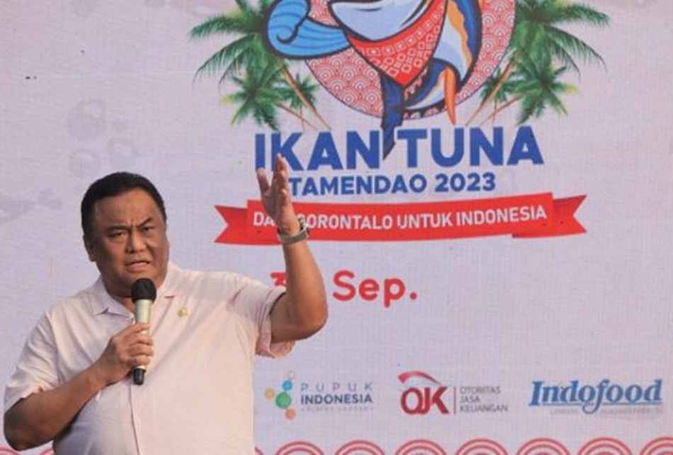 Wakil Ketua DPR RI Bidang Korinbang, Rachmat Gobel, saat membuka Festival Kuliner Ikan Tuna di Pantai Tamendao, Kota Gorontalo. (Dok Rachmat Gobel)