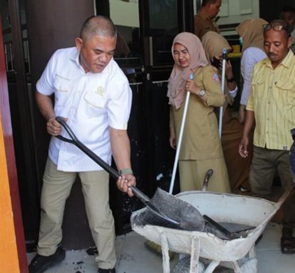 Ketua DPRD Nasir Giasi dan Yunus Usman bersama Sekretariat Dewan bersihkan Kantor DPRD Pohuwato (F:ist)