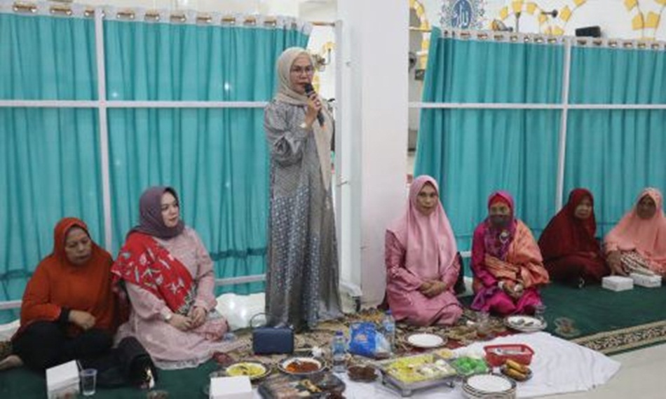 Wakil Bupati Merlan S. Uloli saat memberikan sambutan pada peringatan Maulid Nabi Muhammad SAW di Masjid Besar Al-  Marhamah Kecamatan Suwawa. (F.AKP/Diskominfo)