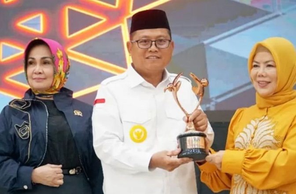 Bupati Gorontalo Utara, Thariq Modanggu, saat menerima penghargaan KLA Tahun 2023 yang diserahkan Anggota DPR RI, Ida Syahidah Rusli Habibie didampingi Anggota DPD RI Rachmiyati Jahya. (F;istimewa).