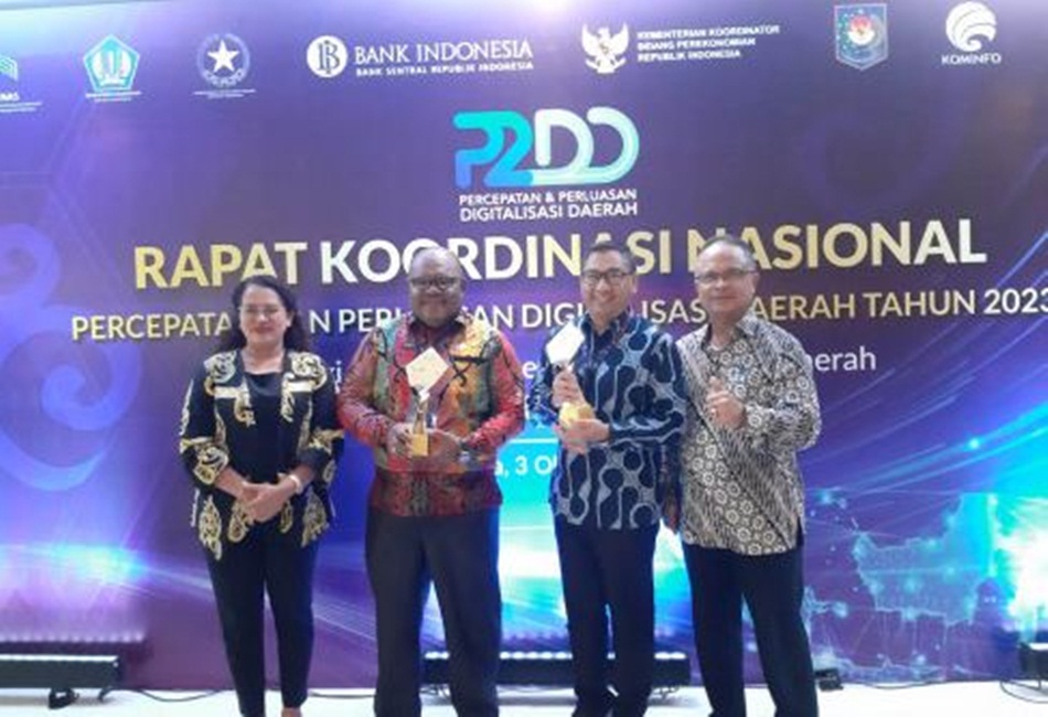 Bupati Hamim Pou didampingi Sekda Ishak Ntoma saat menerima trofi dan piagam penghargaan TP2DD Kabupaten Terbaik 1 Wilayah Sulawesi pada rapat Rakornas P2DD tahun 2023, di Jakarta (AKP Kominfo)