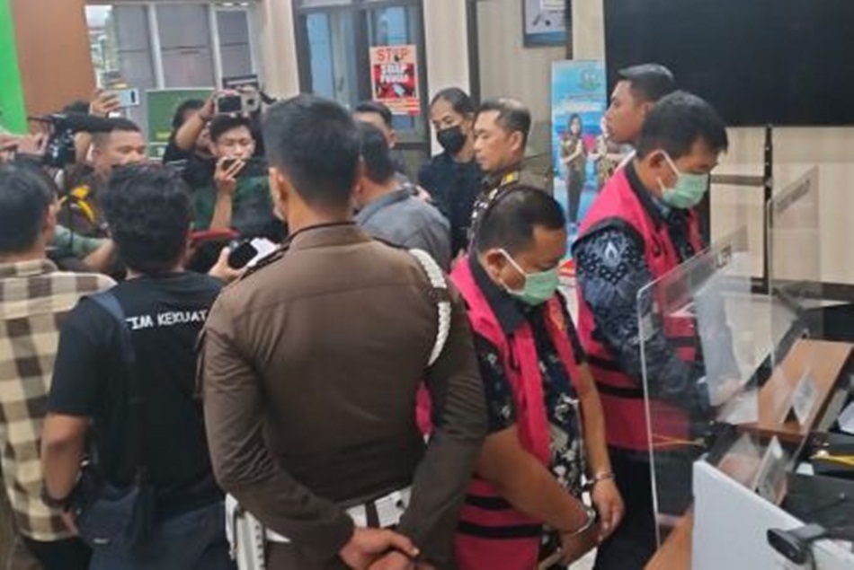 kedua tersangka ialah HH (50) alias Her, dan MHR alias Riza (63). HH sebagai direktur salah satu perusahaan penyedia sementara  MHR adalah mantan salah satu perusahaan konsultan saat ditahan (Ist)