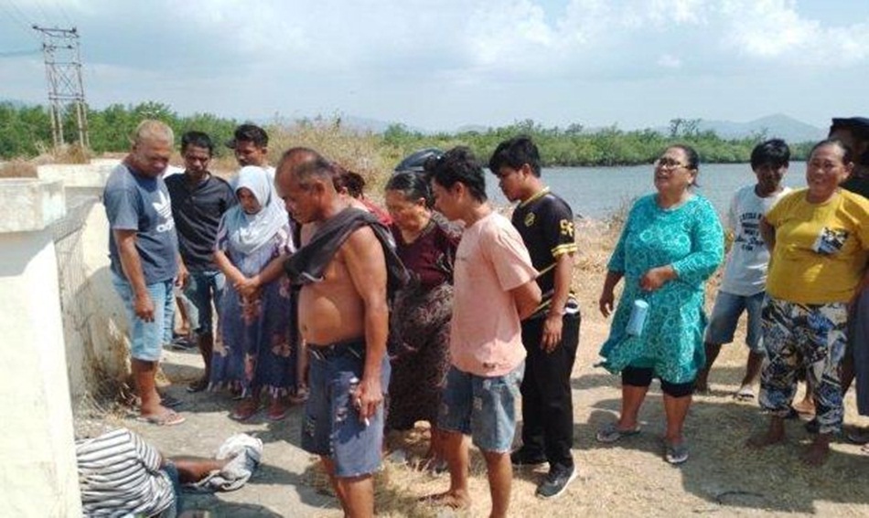 warga saat menyaksikan kondisi korban di pelabuhan Kwandang (Fhms-pol)