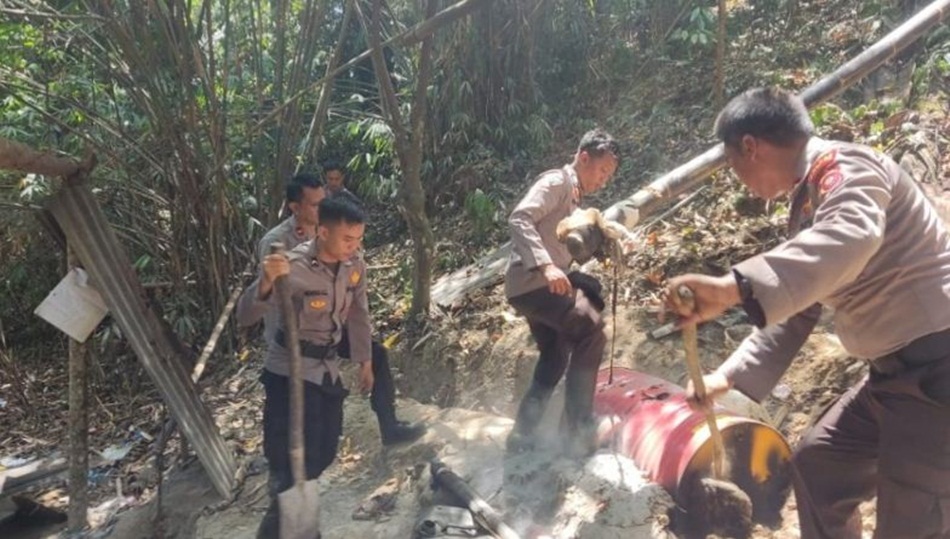 memusnakan Air nira yang berada di dalam Tong dan Drum yang telah disiapkan   untuk di olah Menjadi miras Jenis Cap Tikus (hms-pol)