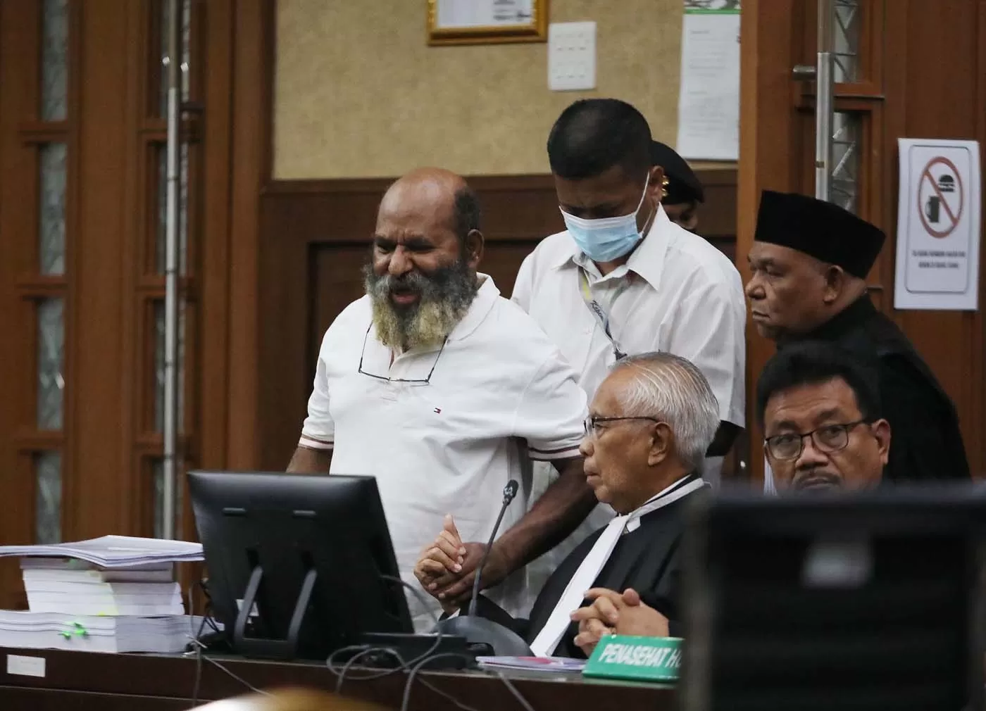 Mantan Gubernur Papua Lukas Enembe dikabarkan tidak bisa menghadiri persidangan pembacaan vonis majelis hakim pada Senin (9/10). (FEDRIK TARIGAN/ JAWA POS)
