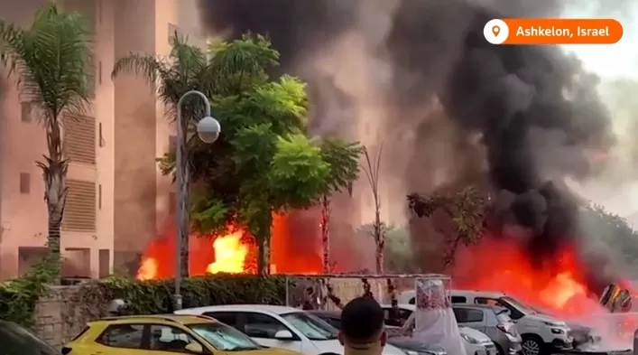 Tangkapan layar serangan udara yang dilakukan oleh Kelompok Hamas di wilayah Israel menyebabkan berbagai fasilitas umum terbakar. Sumber : Reuters.