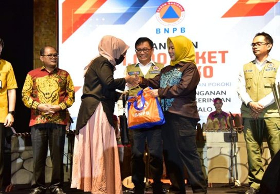 Sekretaris Utama BNPB Rustian saat menyerahkan sejumlah bantuan secara simbolis kepada Asisten II Setda Pemprov Gorontalo Handoyo Sugiharto, mewakili Penjabat Gubernur, dalam rangka menangani bencana