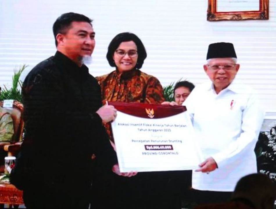Penjabat Sekdaprov Gorontalo Budiyanto Sidiki saat menerima penghargaan atas keberhasilan Provinsi Gorontalo dalam penurunan tengkes  yang diserahkan oleh Wakil Presiden Ma&rsquo;ruf Amin didampingi Menkeu