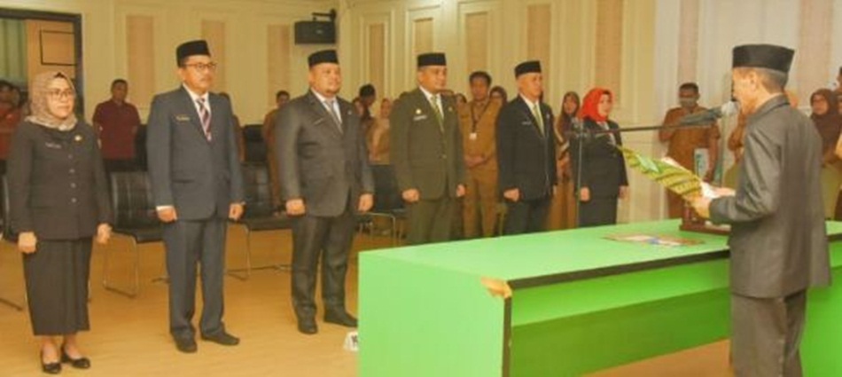 pelantikan  enam pejabat tinggi Pratama di Lingkungan   Pemerintah Kabupaten Gorontalo, berlangsung Ruang Madani Kantor Bupati.(F:kmfo)