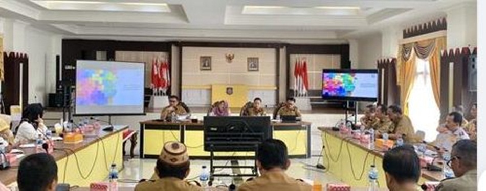 Penjabat Sekretaris Daerah Provinsi Gorontalo Budiyanto Sidiki saat membuka Rapat Koordinasi Percepatan Penurunan Tengkes dan   Kemiskinan Ekstrim, di Aula Rujab Gubernur. (Foto : Mila)