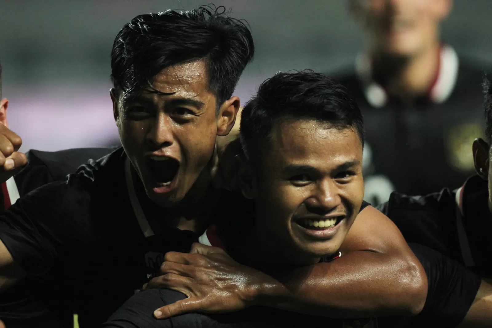 Pesepak bola Timnas Indonesia Dimas Drajad dan Pratama Arhan melakukan selebrasi. HARITSAH ALMUDATSIR/JAWA POS