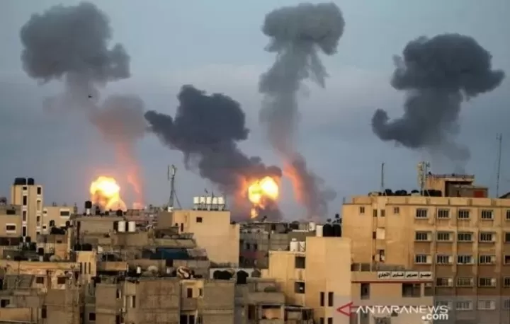 Gambaran situasi mencekam serangan Israel terhadap Palestina. (Jawapos.com via Antara)