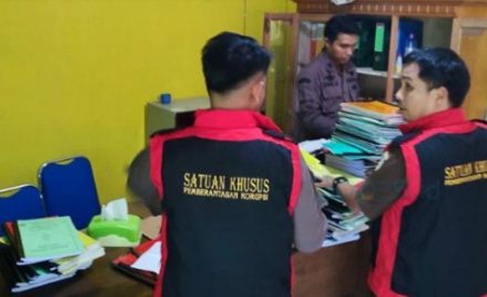 Suasana saat Kejari Pohuwato melakukan penggeledahan Kantor Desa Buntulia Barat, Kecamatan Duhiadaa, Kabupaten Pohuwato). (F : hms Kejari)