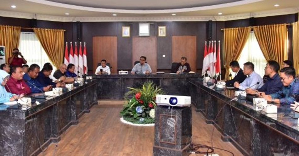 Suasana pertemuan Dua perusahaan asal Jepang yang akan menjajaki kerja sama dengan Pemerintah Provinsi Gorontalo yang   disambut langsung  Penjabat Sekdaprov Budiyanto Sidiki, di Ruang Huyula,(nova)