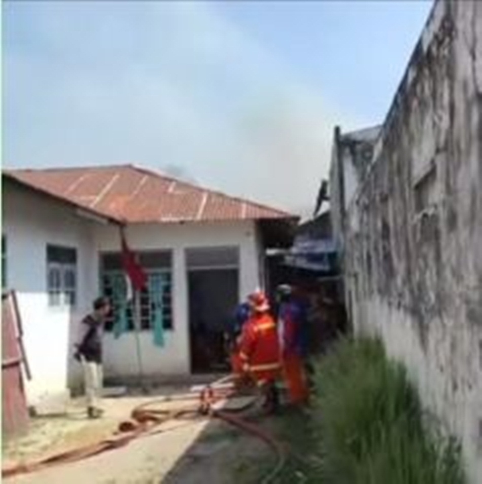 Suasana saat kebakaran sebuah rumah di Jl. Jhon A Katili (eks Jl. Andalas) Kota Gorontalo. (Istimewa)