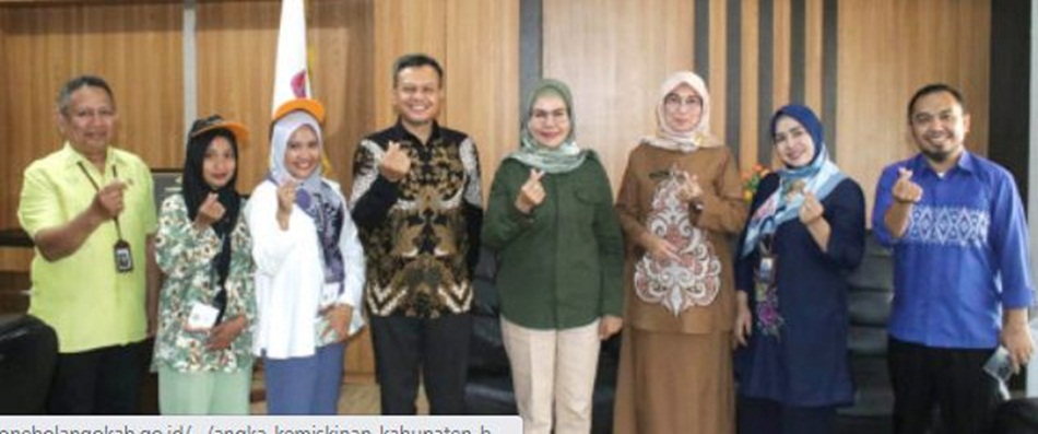 Kepala BPS Bone Bolango, Suparno, saat melaporkan dan menyampaikan hasil persentase penduduk Kabupaten Bone Bolango yang   mengalami penurunan di tahun 2023 kepada Wabup Merlan S. Uloli, (Kmfo)