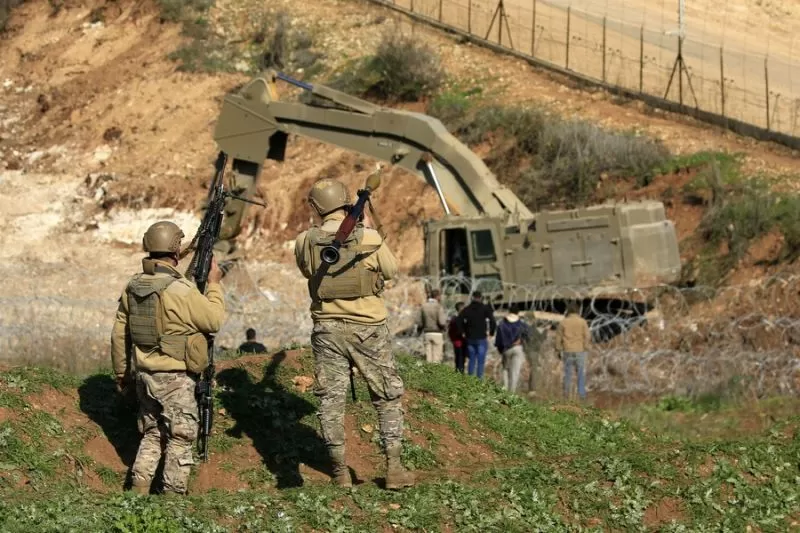 Tentara Lebanon mengamati buldoser milik Israel yang sedang digunakan untuk membangun pagar pertahanan dekat perbatasan Lebanon-Israel pada 23 Januari 2023. (ANTARA/Xinhua/Ali Hashisho)