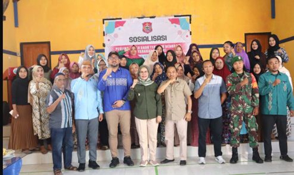 Wakil Bupati Merlan S. Uloli saat menghadiri dan membuka kegiatan sosialisasi perlindungan anak terpadu berbasis masyarakat, di Aula Kantor Desa Bubeya. (F.AKP/Diskominfo)