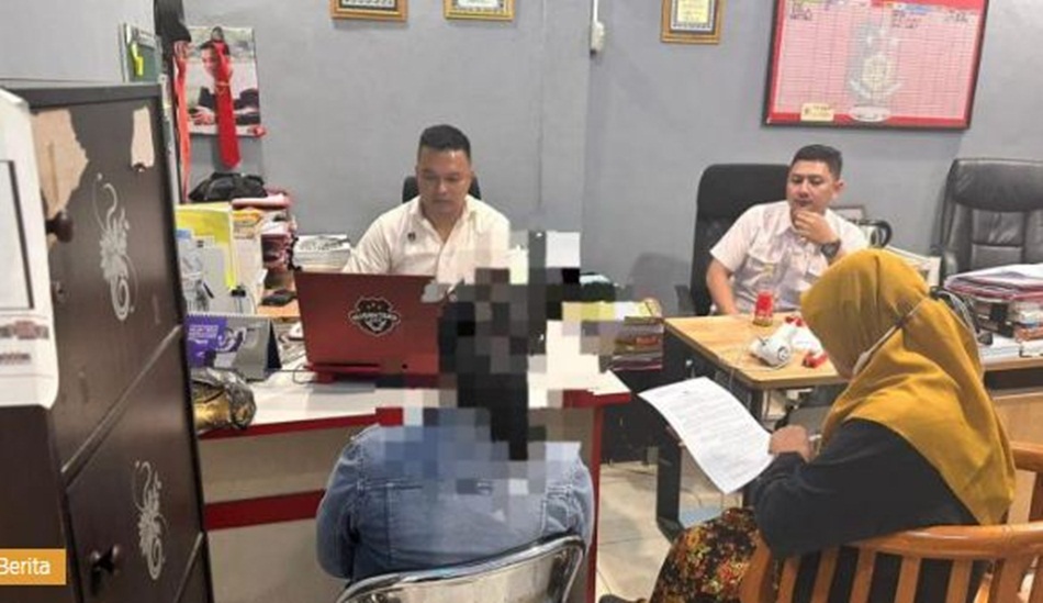 FY (34) warga Kelurahan Tuladenggi, Kecamatan Dungingi Kota   Gorontalo saat menjalani pemeriksaan di Polresta Gorontalo Kota (Hms-pol)