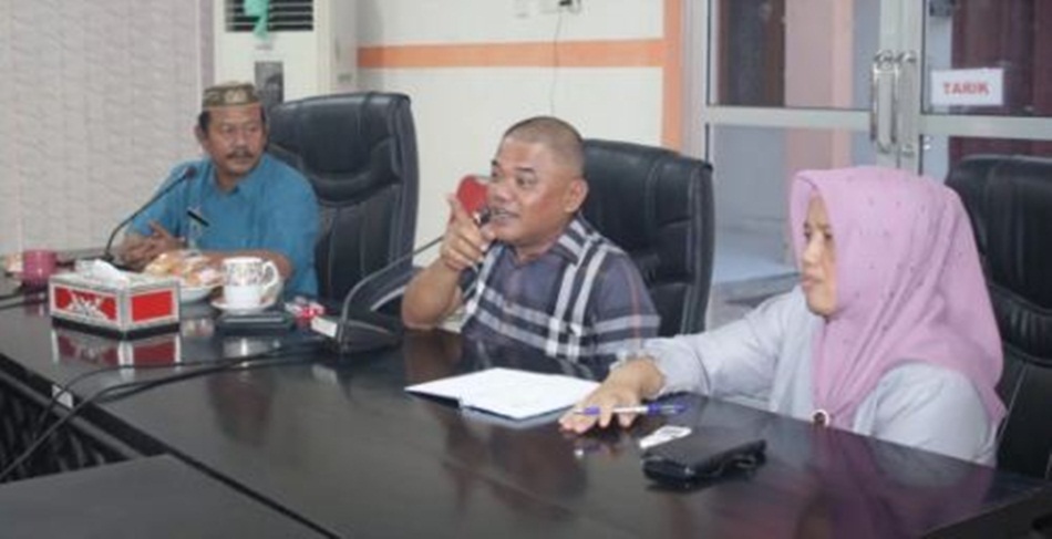 Ketua APDESI Pohuwato, Ketua DPRD Pohuwato, Kepala Badan Keuangan Kabupaten Pohuwato (foto Erik)