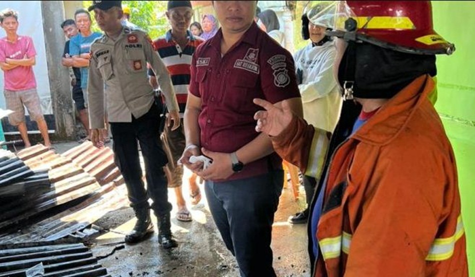 Polresta Gorontalo Kota saat lakukan olah TKP kebakaran rumah di Andalas.(Hms-pol)
