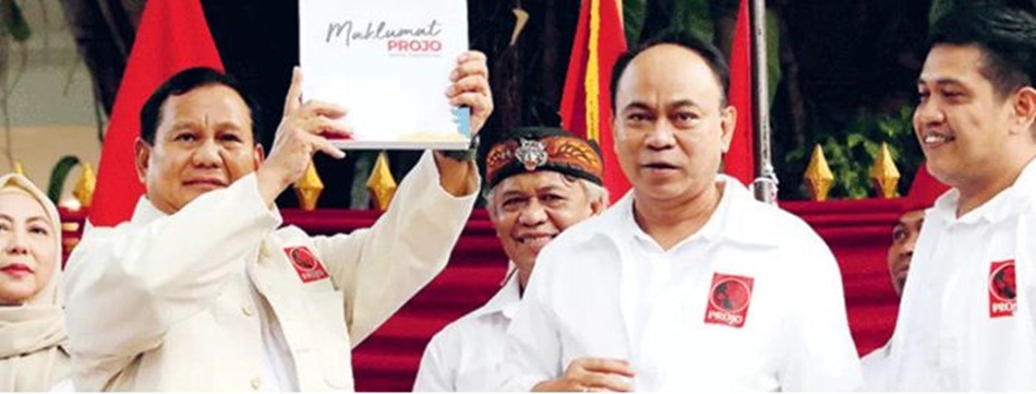Prabowo mengenakan jaket Relawan Projo kemarin (14/10). Dia juga menunjukkan bukti dukungan resmi Relawan  Projo kepada dirinya. (JPC)
