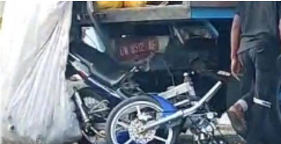 tiba-tiba dari arah belakang sebuah sepeda motor dengan nomor polisi DB 5688 HC yang dikendarai oleh FP (23) muncul dengan kecepatan tinggi.(F:ist)