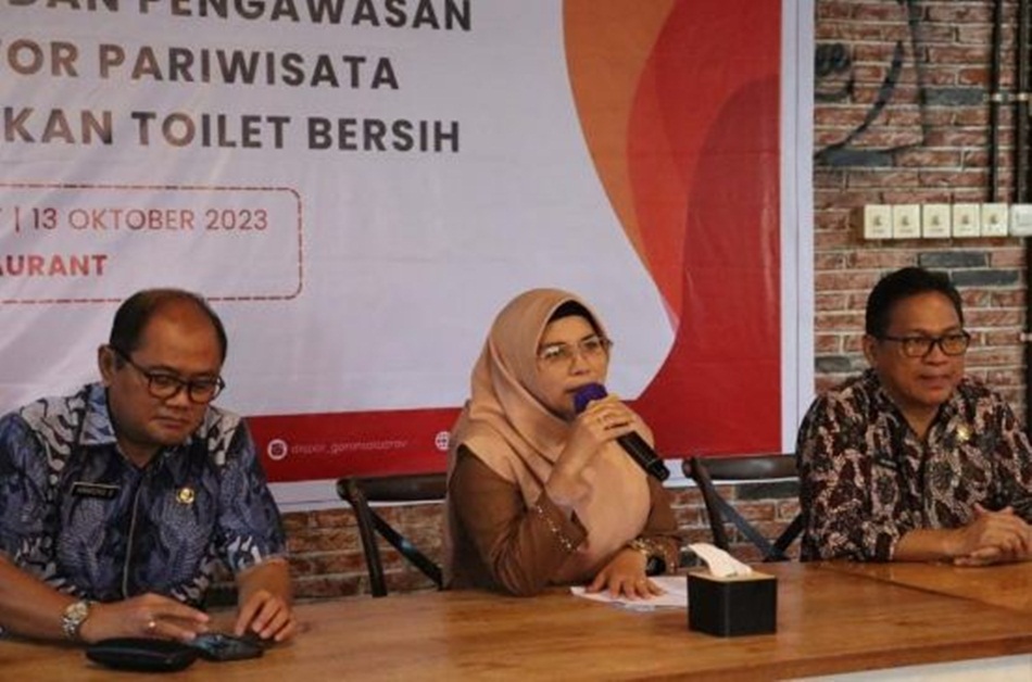 Ketua Dekranasda Provinsi Gorontalo Fima Agustina saat membuka kegiatan kick off Gerakan Toilet Bersih yang dicanangkan oleh Dinas Pariwisata Provinsi Gorontalo.( Foto &ndash; Sheila)